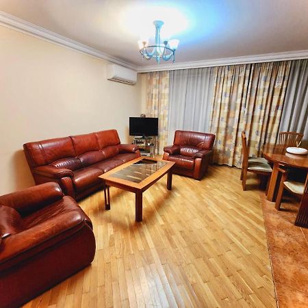 Family Spacious 3 Bedroom Apartment In The Middle Of City Center, Next To North Avenue Jerevan Buitenkant foto