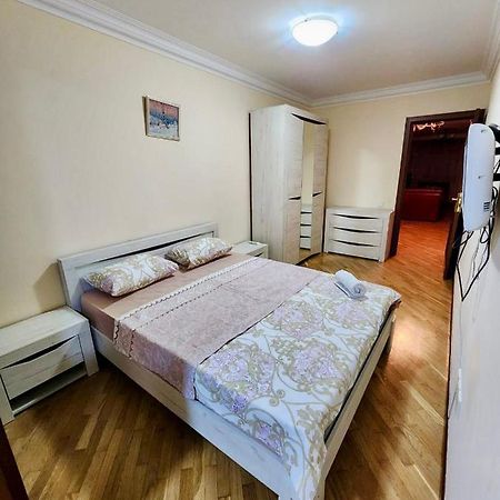 Family Spacious 3 Bedroom Apartment In The Middle Of City Center, Next To North Avenue Jerevan Buitenkant foto