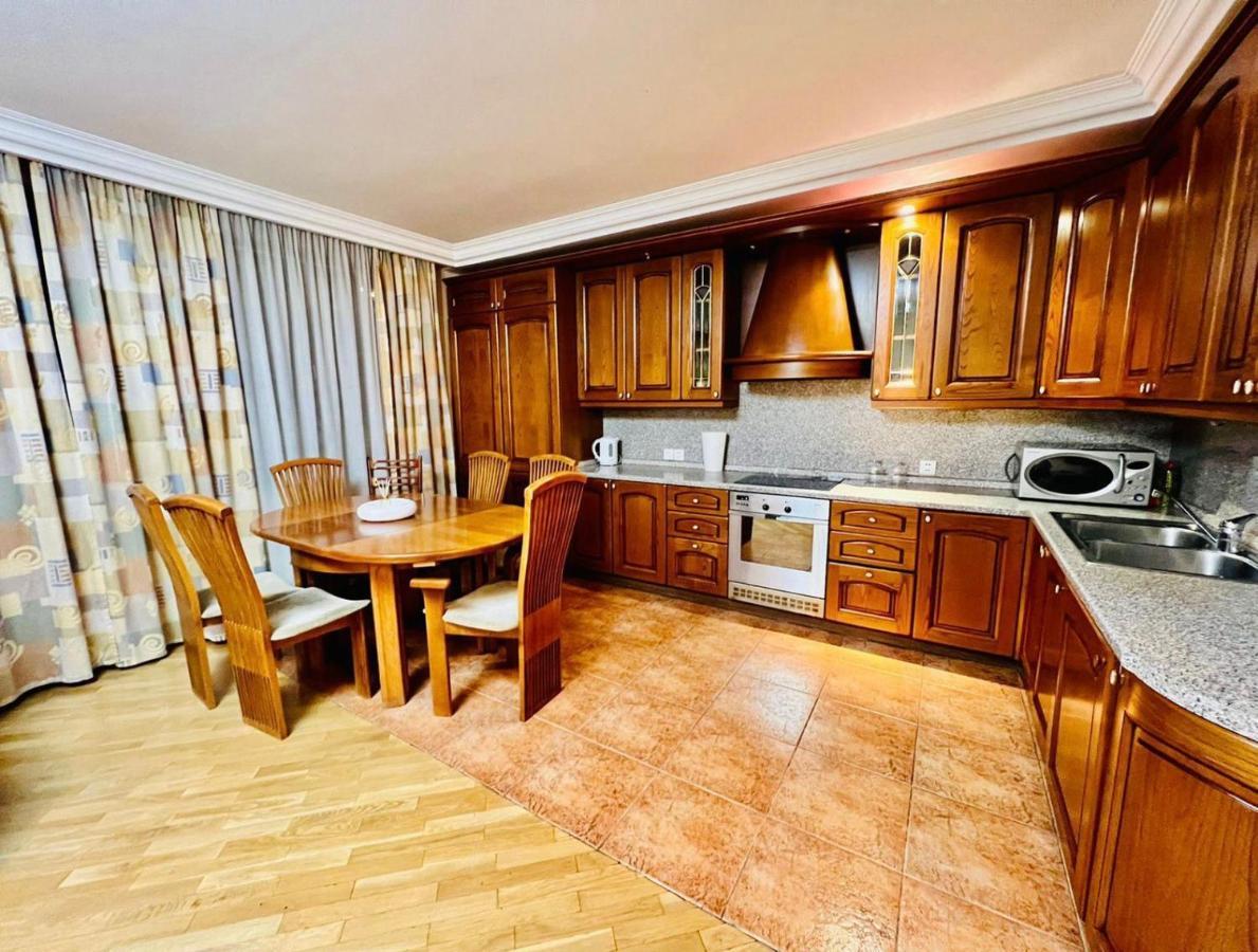 Family Spacious 3 Bedroom Apartment In The Middle Of City Center, Next To North Avenue Jerevan Buitenkant foto