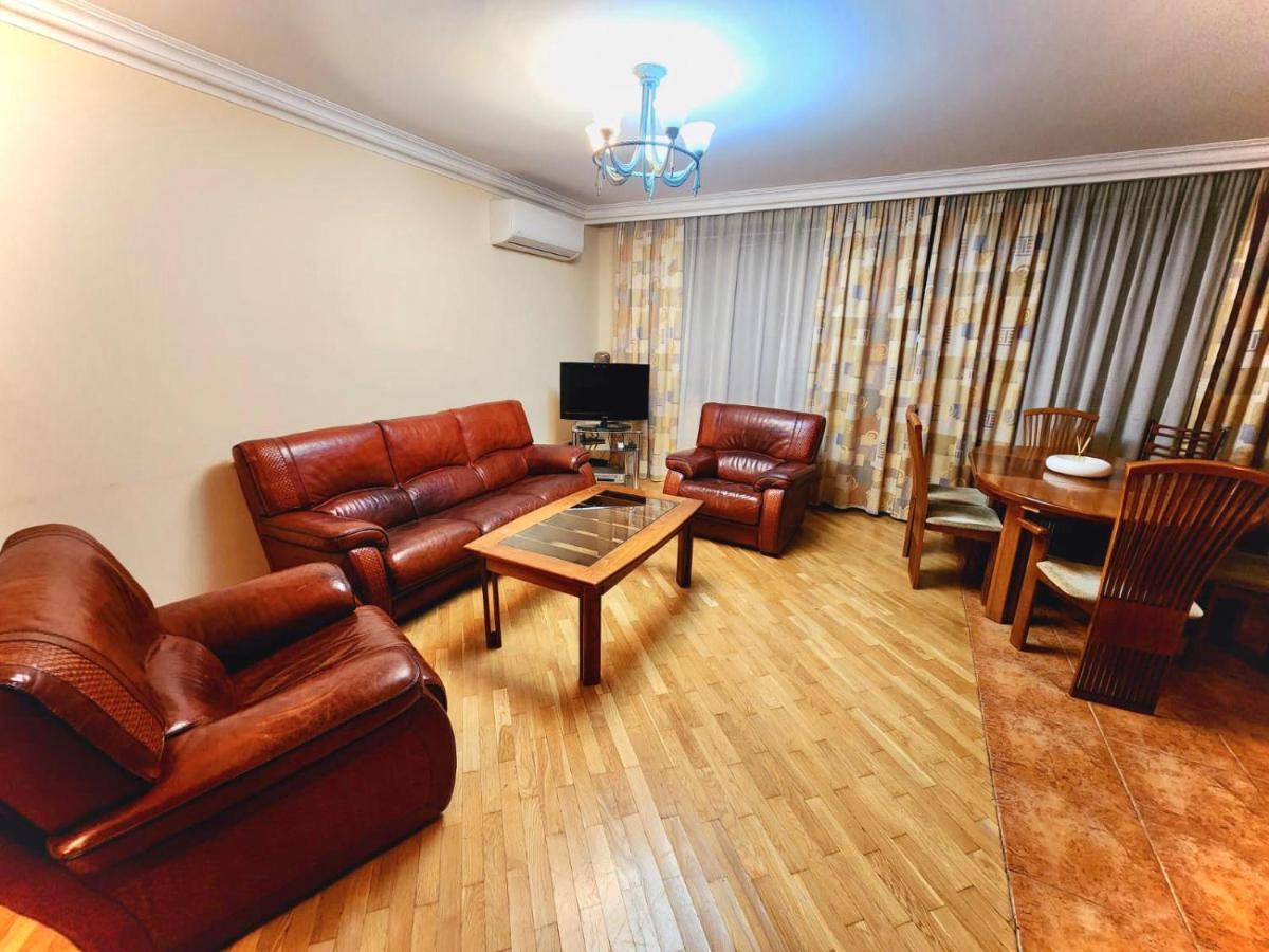 Family Spacious 3 Bedroom Apartment In The Middle Of City Center, Next To North Avenue Jerevan Buitenkant foto