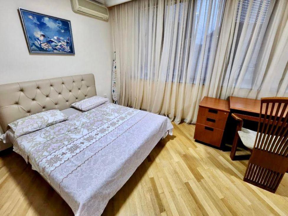 Family Spacious 3 Bedroom Apartment In The Middle Of City Center, Next To North Avenue Jerevan Buitenkant foto