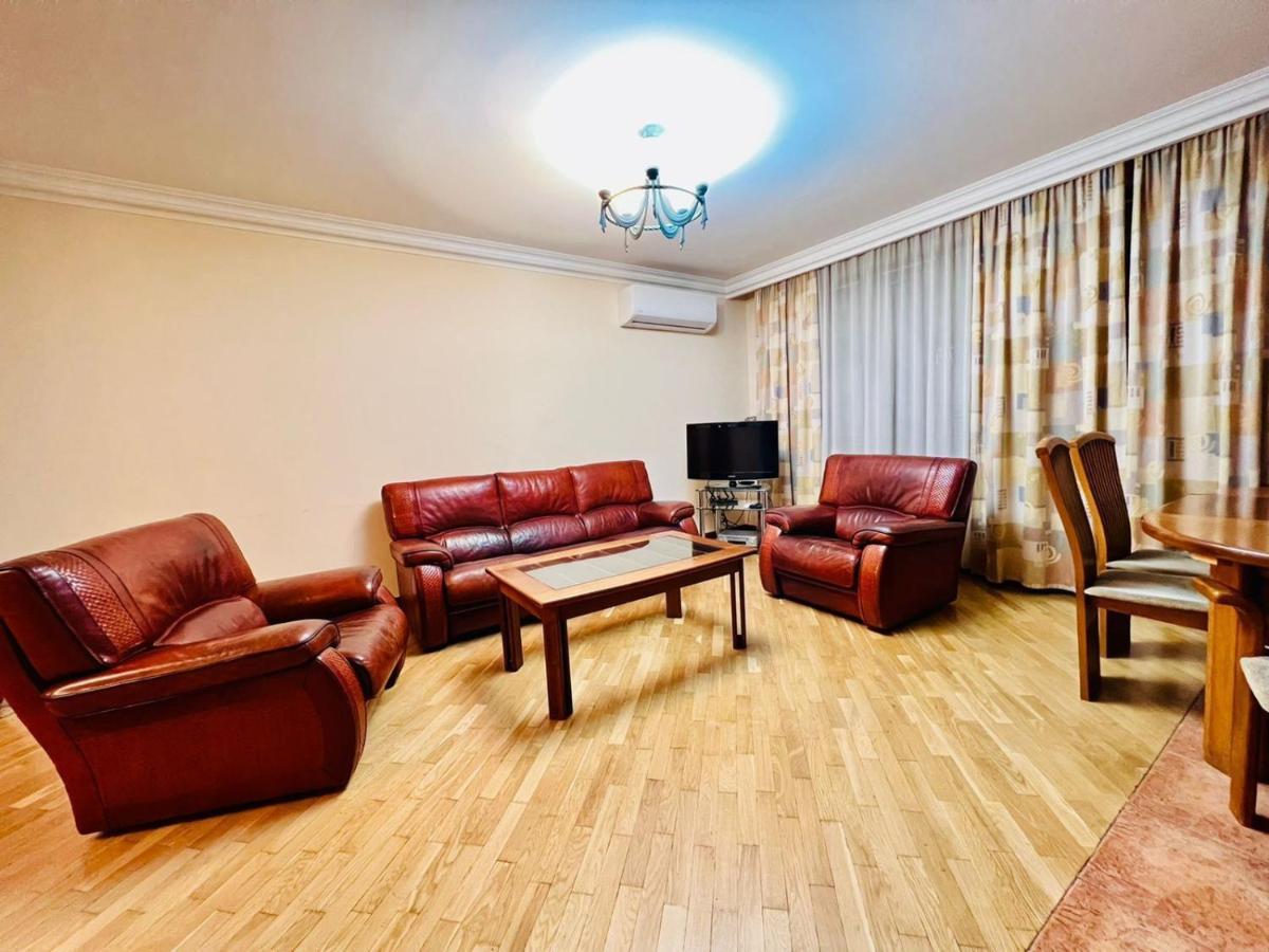 Family Spacious 3 Bedroom Apartment In The Middle Of City Center, Next To North Avenue Jerevan Buitenkant foto