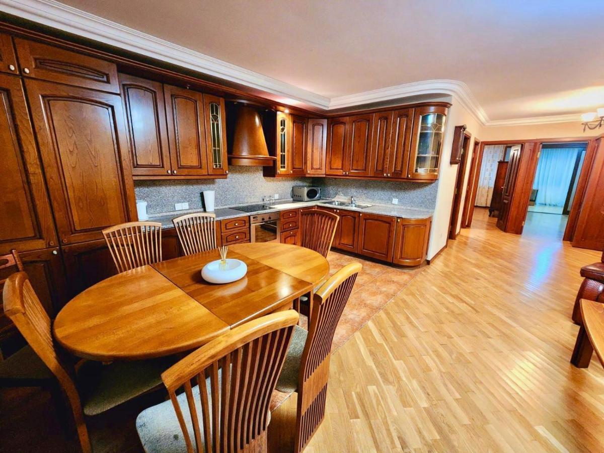 Family Spacious 3 Bedroom Apartment In The Middle Of City Center, Next To North Avenue Jerevan Buitenkant foto