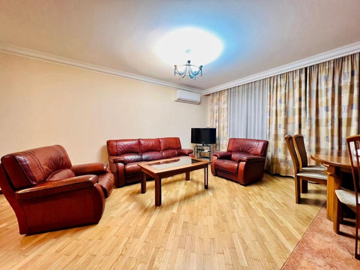 Family Spacious 3 Bedroom Apartment In The Middle Of City Center, Next To North Avenue Jerevan Buitenkant foto