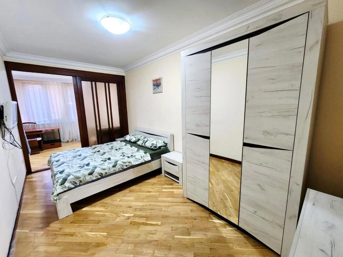 Family Spacious 3 Bedroom Apartment In The Middle Of City Center, Next To North Avenue Jerevan Buitenkant foto