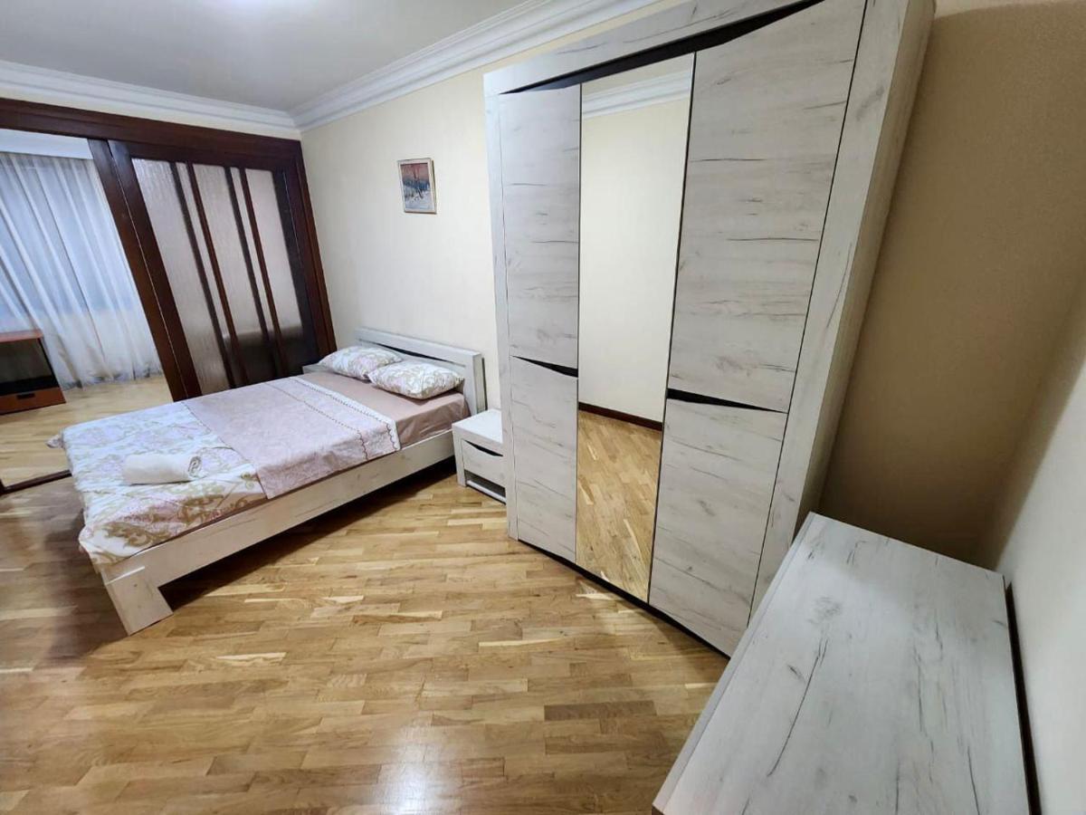 Family Spacious 3 Bedroom Apartment In The Middle Of City Center, Next To North Avenue Jerevan Buitenkant foto