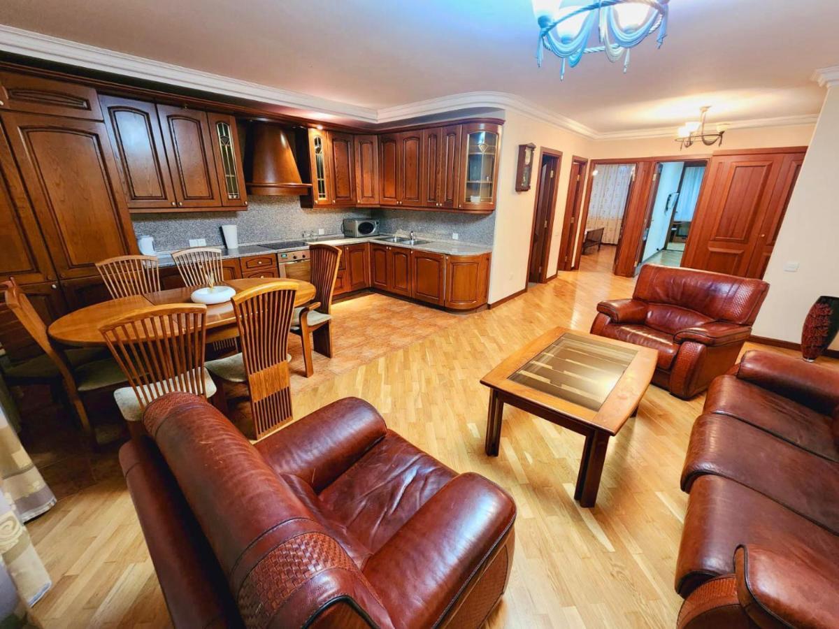 Family Spacious 3 Bedroom Apartment In The Middle Of City Center, Next To North Avenue Jerevan Buitenkant foto