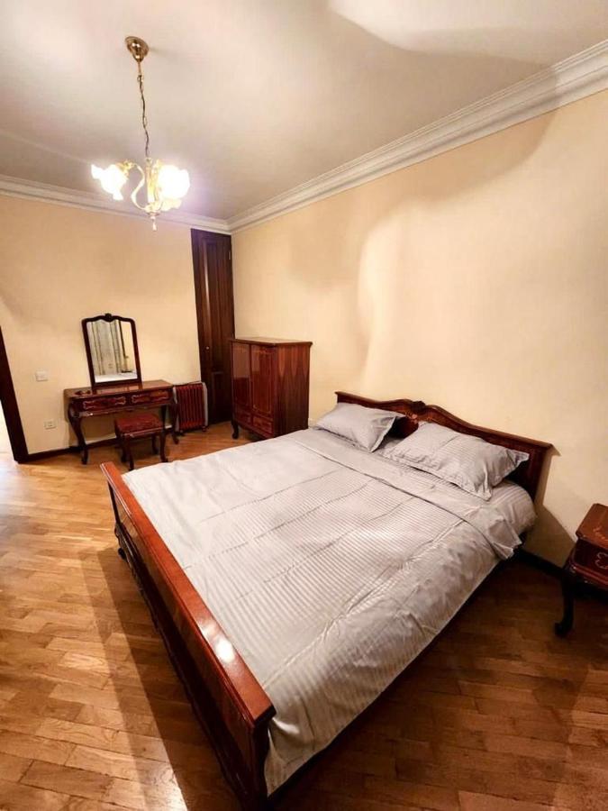 Family Spacious 3 Bedroom Apartment In The Middle Of City Center, Next To North Avenue Jerevan Buitenkant foto