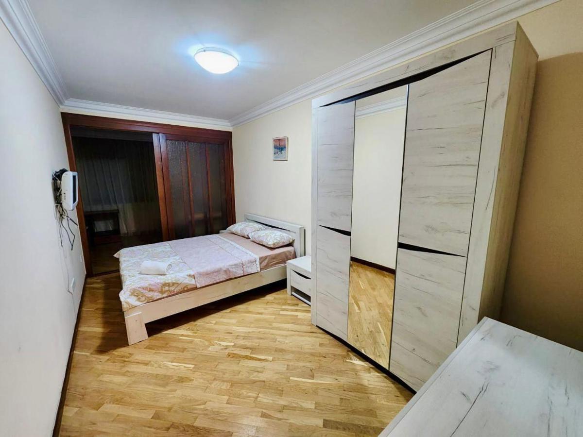 Family Spacious 3 Bedroom Apartment In The Middle Of City Center, Next To North Avenue Jerevan Buitenkant foto